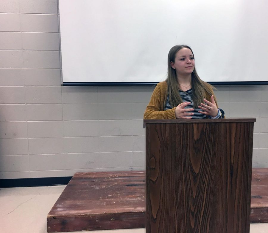 Sophomore+Ali+Suhr+delivers+a+speech+in+Mr.+Arnold%27s+7th+period+class.++